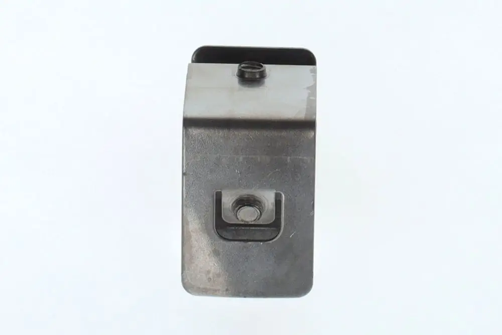 BOSCH Halterung aus Metall mit einem Befestigungspunkt und einer Einkerbung an der Unterseite, auf weißem Hintergrund.
